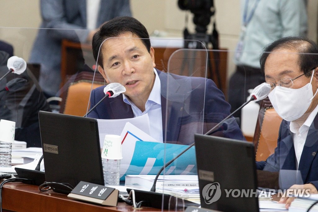 عضو الحزب الحاكم سونغ إيل-جونغ يقترح النظر في إعفاء "بي تي إس" عن التجنيد العسكري مراعاة للمصلحة الوطنية - 1