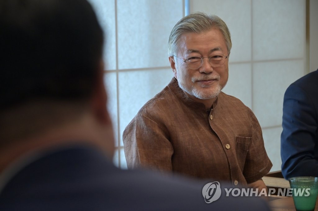 This file photo, provided by the Democratic Party on Aug. 29, 2022, shows former President Moon Jae-in meeting the party's leadership at his private residence in Yangsan, 309 kilometers southeast of Seoul. (PHOTO NOT FOR SALE) (Yonhap)