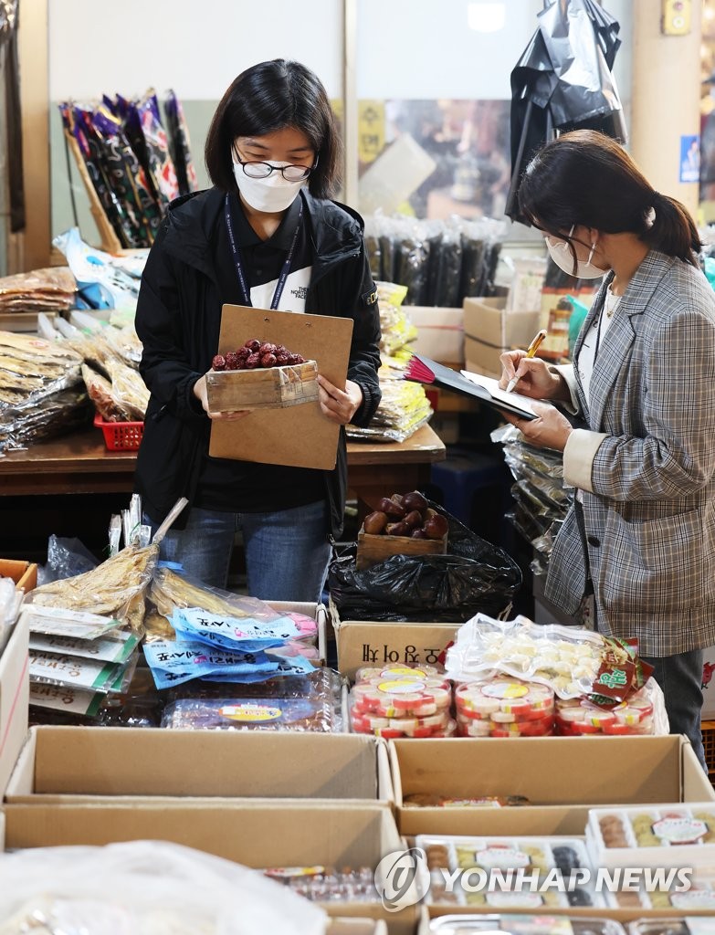 Food inspection ahead of Chuseok holiday Yonhap News Agency