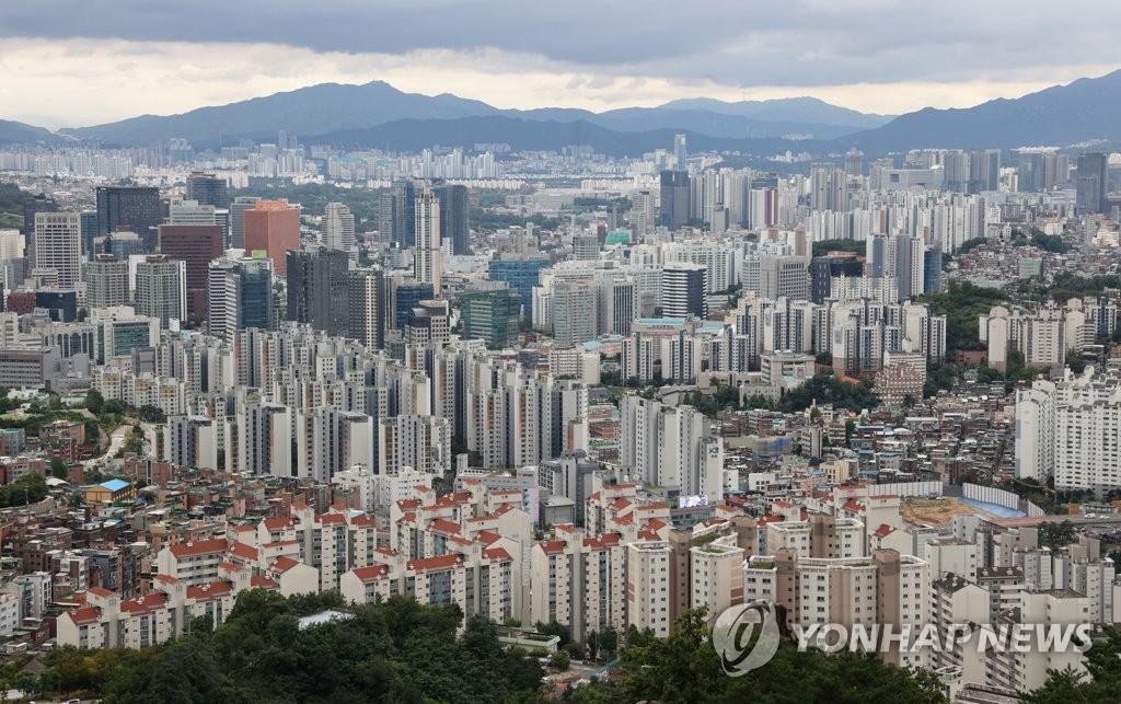 This photo taken Aug. 31, 2022, shows apartment complexes in Seoul. (Yonhap)