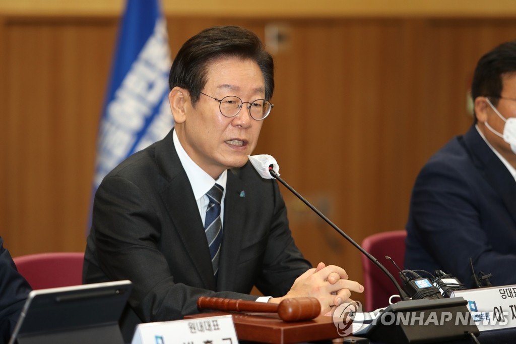El legislador Lee Jae-myung, nuevo líder de la principal oposición, el Partido Democrático (DP, según sus siglas en inglés), habla durante una reunión del consejo supremo del partido, celebrada, el 2 de septiembre de 2022, en la ciudad sudoccidental de Gwangju. 