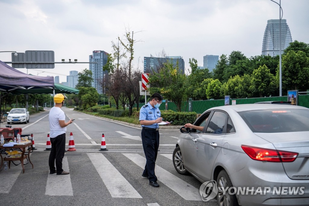 '코로나19 봉쇄' 중국 청두서 차량 검문하는 경찰