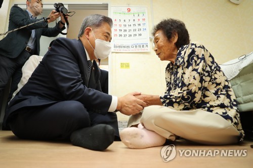 韓国外相が徴用被害者と面会「責任持って解決する」　意見書の撤回は拒否