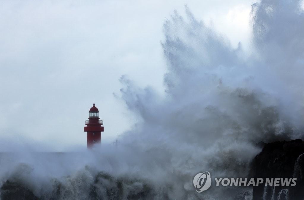 Waves crash against the coast of the southern island of Jeju on Sept. 4, 2022, as Typhoon Hinnamnor moves toward the Korean Peninsula. (Yonhap) 