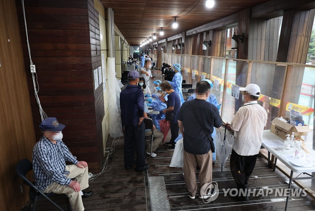 People wait to take coronavirus tests at a screening clinic in Seoul's Songpa Ward on Sept. 5, 2022. (Yonhap)