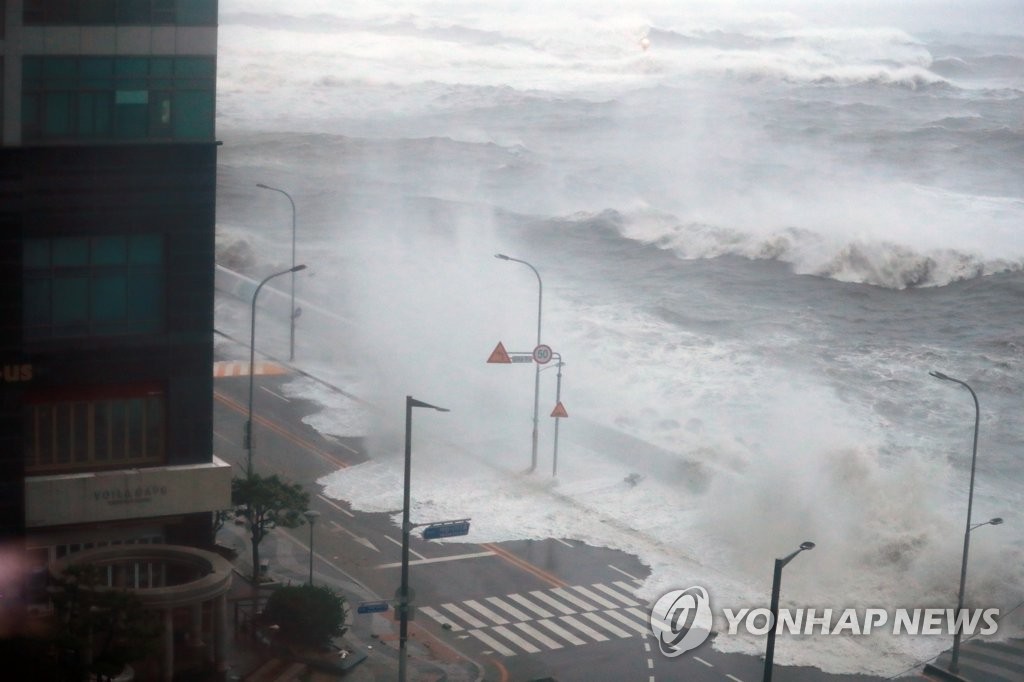 釜山・海雲台に押し寄せる高波＝６日、釜山（聯合ニュース）