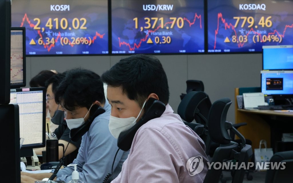 This photo taken on Sept. 5, 2022 shows the dealing room of Hana Bank in Myeongdong, central Seoul. (Yonhap)