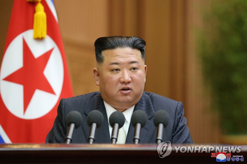 La foto, publicada, el 9 de septiembre de 2022, por la KCNA, muestra al líder norcoreano, Kim Jong-un, realizando, el día previo, un discurso en la sesión del segundo día de la SPA. (Uso exclusivo dentro de Corea del Sur. Prohibida su distribución parcial o total)