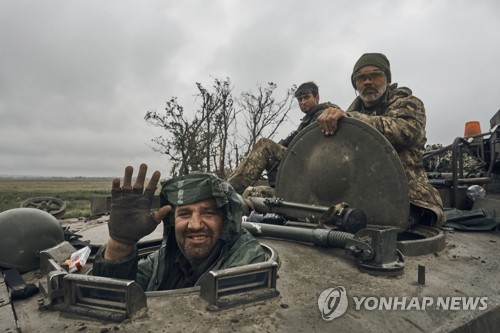 하르키우 탈환지역서 기뻐하는 우크라이나군 병사