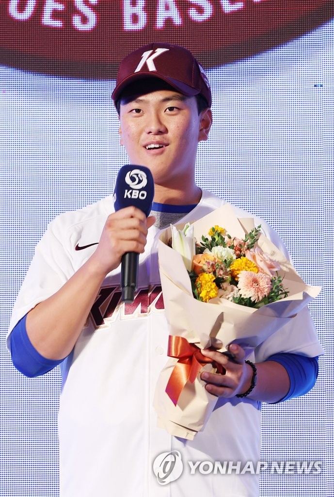 Wonju High School pitcher-catcher Kim Geon-hee speaks on the stage after being chosen with the sixth overall pick by the Kiwoom Heroes at the Korea Baseball Organization draft at Westin Josun Hotel in Seoul on Sept. 15, 2022. (Yonhap)