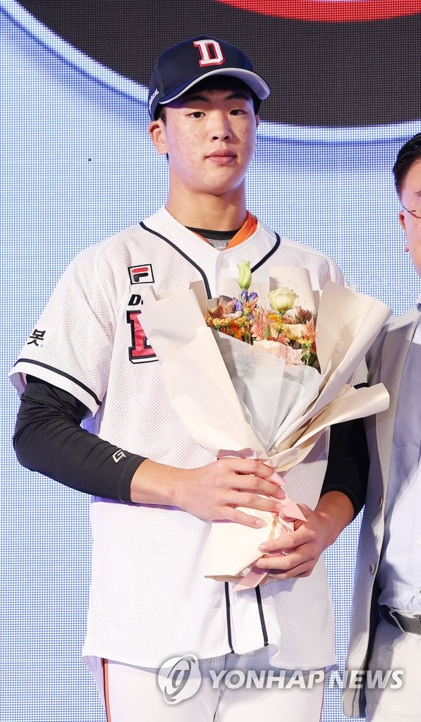 Bugil High School pitcher Choi Joon-ho poses for photos on the stage after being chosen with the ninth overall pick by the Doosan Bears at the Korea Baseball Organization draft at Westin Josun Hotel in Seoul on Sept. 15, 2022. (Yonhap)