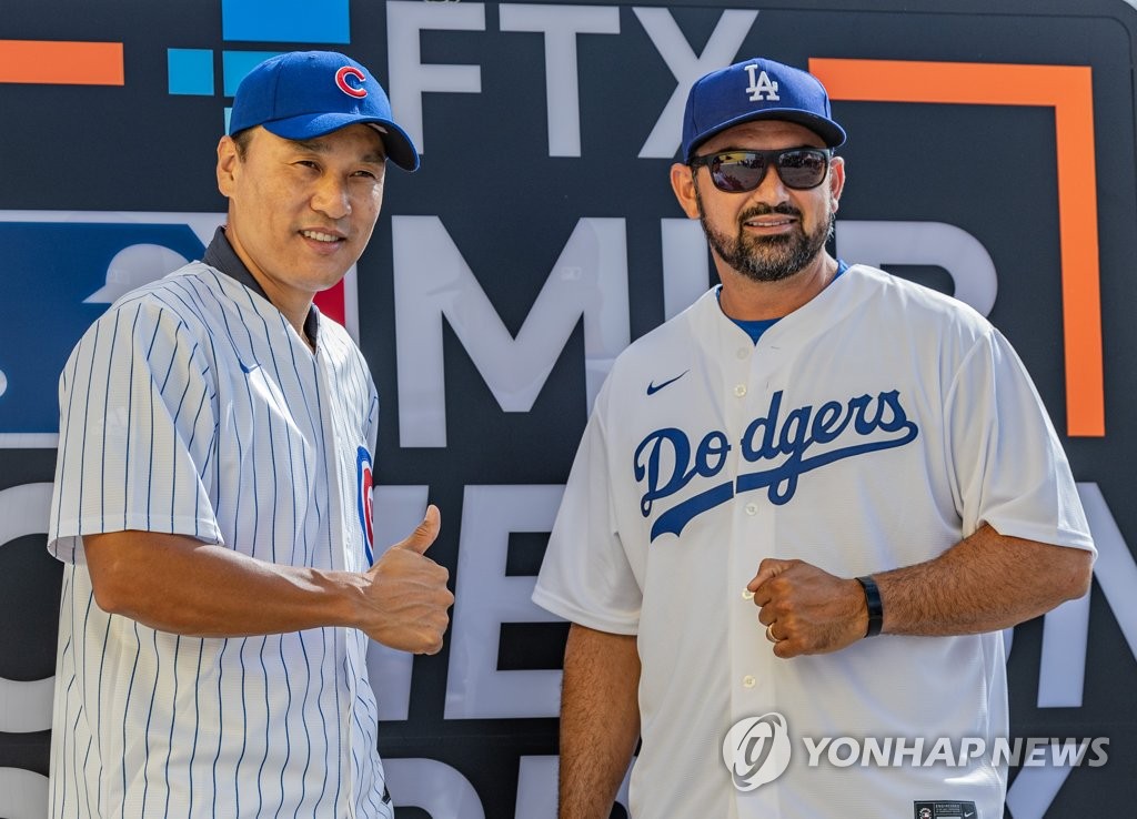 Former Korea Baseball Organization player Lee Seung-yuop (L) poses with ex-Los Angeles Dodgers first baseman Adrian Gonzalez at Paradise City Hotel in Incheon, just west of Seoul, on Sept. 16, 2022, the eve of the FTX MLB Home Run Derby X. (Yonhap)