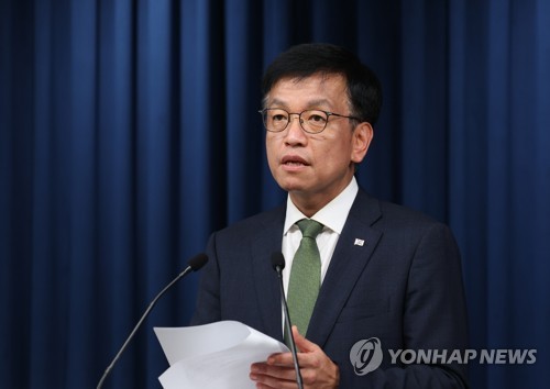 Choi Sang-mok, senior presidential secretary for economic affairs, briefs reporters at the presidential office in Seoul on Sept. 16, 2022. (Yonhap)
