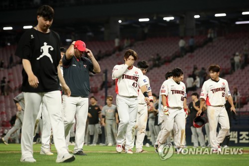 22nd May, 2023. Baseball: LG Twins vs. Hanwha Eagles LG Twins starter Kim  Yoon-sik throws a pitch during a Korea Baseball Organization regular season  game against the Hanwha Eagles at Jamsil Baseball