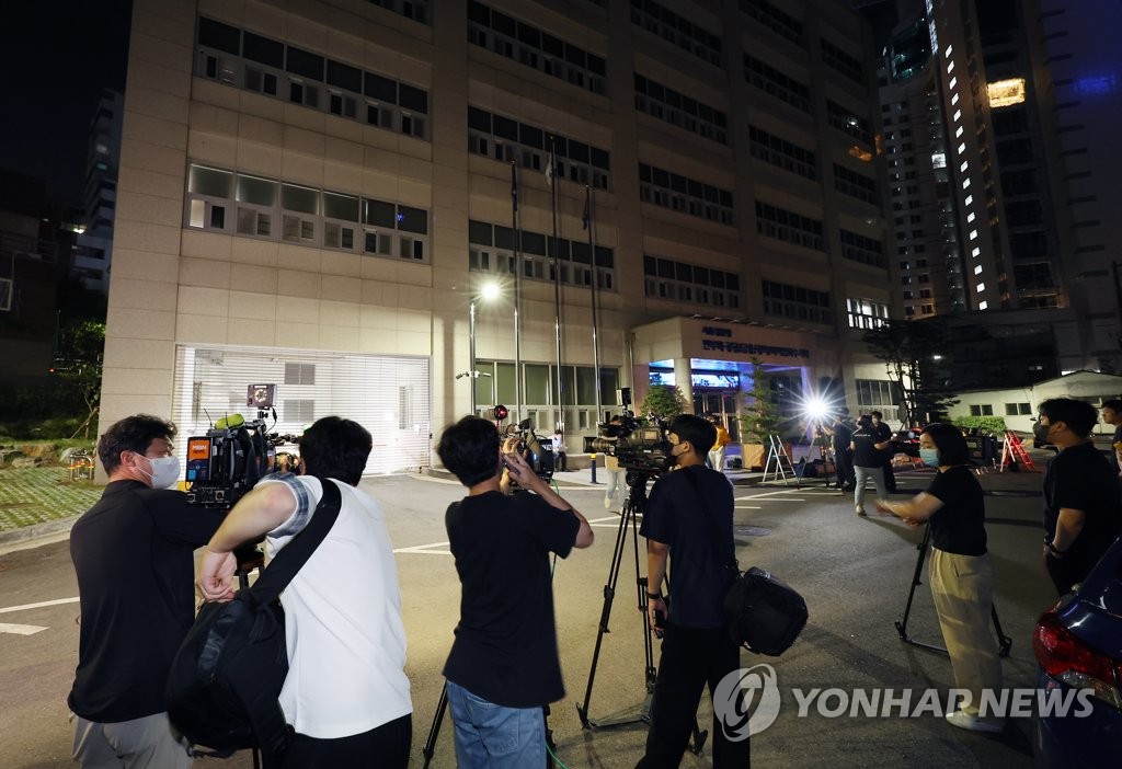 '성상납 의혹' 이준석 전 대표, 비공개 경찰 출석…12시간 조사