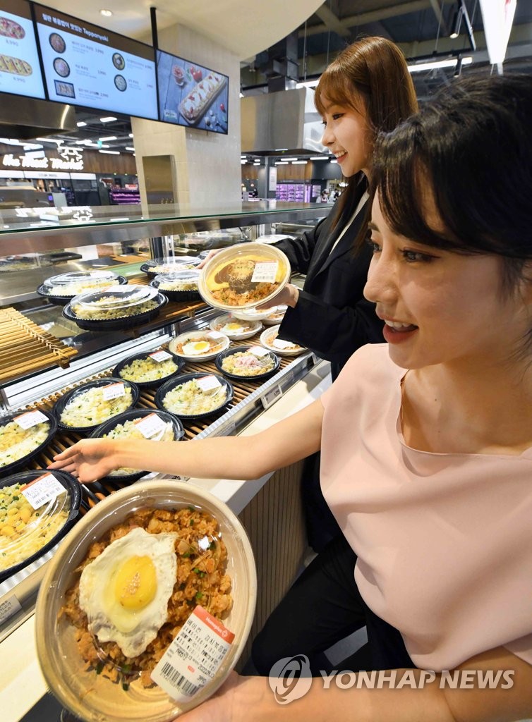 Customers pick ready-to-eat food products at a Homeplus discount store outlet in western Seoul on Sept. 18, 2022, as consumer prices soar amid rising interest rates. (PHOTO NOT FOR SALE) (Yonhap)