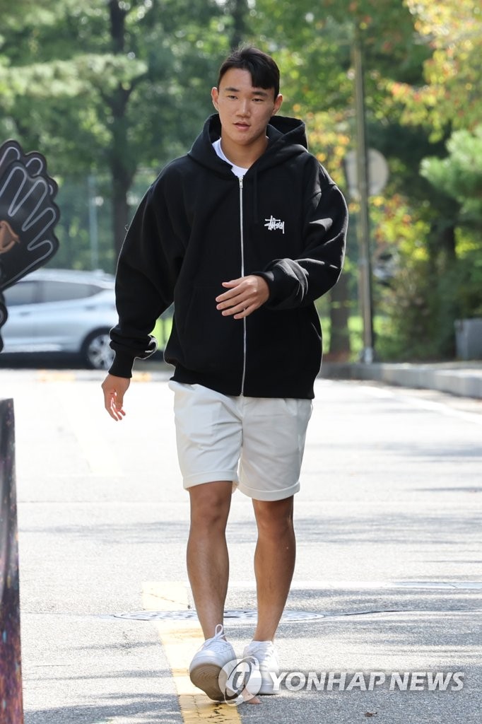 South Korean midfielder Yang Hyun-jun arrives at the National Football Center in Paju, Gyeonggi Province, on Sept. 19, 2022, for training camp ahead of friendly matches against Costa Rica and Cameroon. (Yonhap)