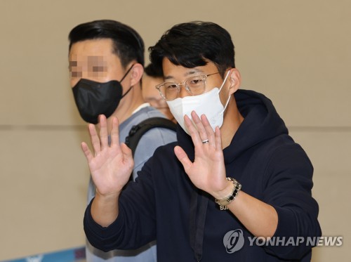 Son Heung-min, captain of the South Korean men's national football team, waves to fans at Incheon International Airport, just west of Seoul, after traveling from London on Sept. 19, 2022. (Yonhap)