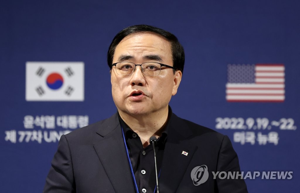 El asesor jefe de seguridad nacional, Kim Sung-han, habla ante los periodistas, el 19 de septiembre de 2022 (hora local), en un hotel en Nueva York.