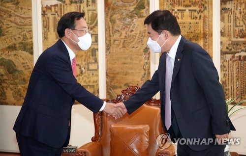 A Sept. 21, 2022, file photo of National Assembly Speaker Kim Jin-pyo (R) and ruling People Power Party floor leader Joo Ho-young shaking hands at Kim's office in the assembly in Seoul. (Pool photo) (Yonhap)