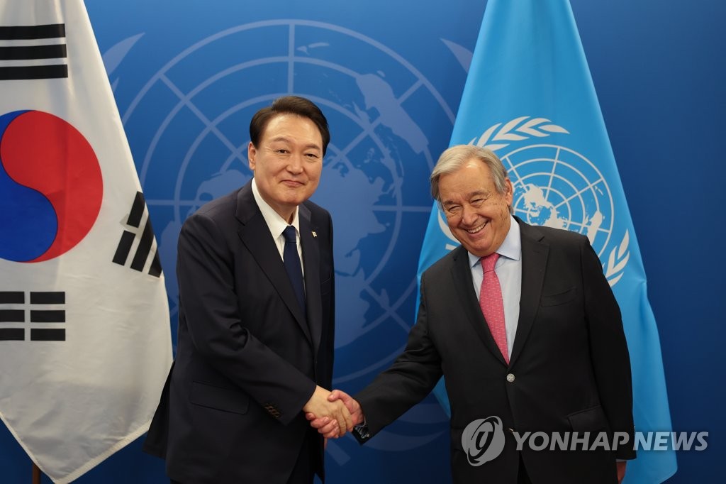 President Yoon Suk-yeol (L) shakes hands with U.N. Secretary-General Antonio Guterres ahead of talks in New York on Sept. 20, 2022. (Yonhap)