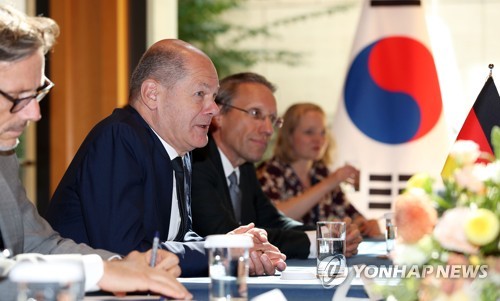 In this file photo, German Chancellor Olaf Scholz (2nd from L) speaks during a South Korea-Germany summit in New York on Sept. 21, 2022, held on the sidelines of the U.N. General Assembly. (Yonhap)