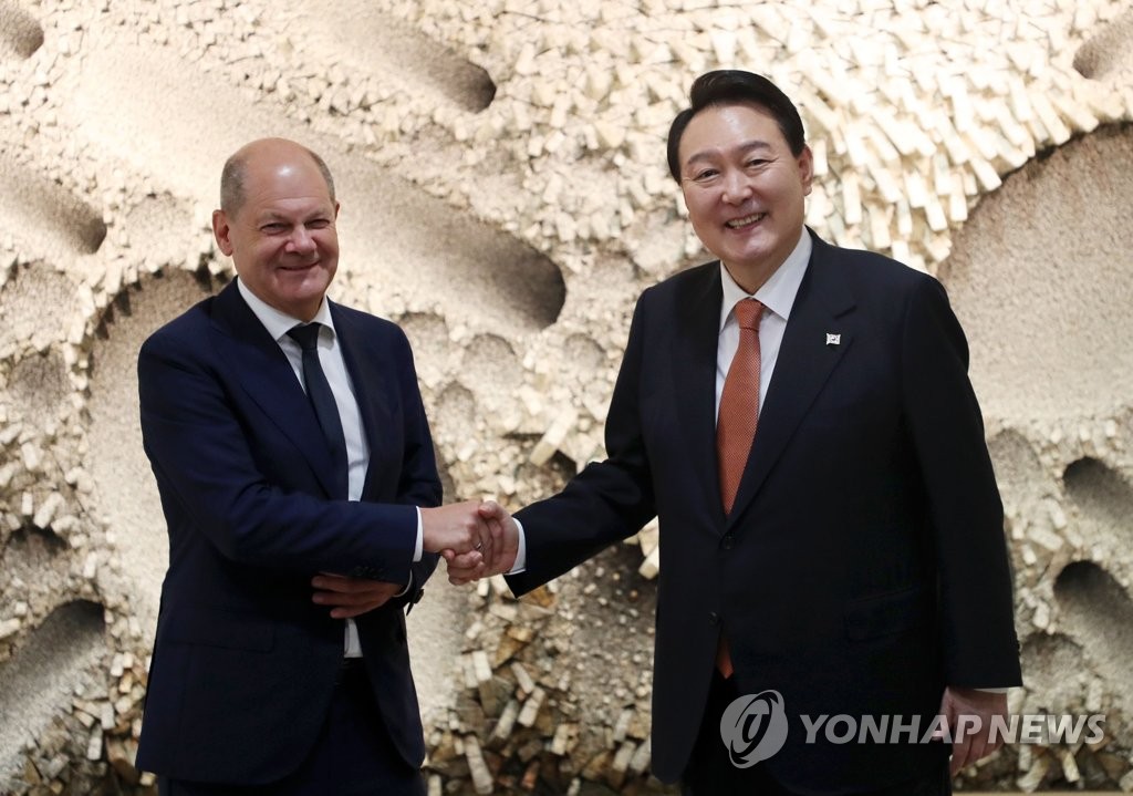 South Korean President Yoon Suk-yeol (R) shakes hands with German Chancellor Olaf Scholz ahead of their summit in New York on Sept. 21, 2022. (Yonhap)