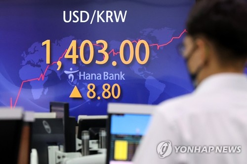 An electric signboard in the dealing room of Hana Bank in Seoul shows the Korean won changing hands with the U.S. dollar at 1,403.00 on Sept. 22, 2022. The South Korean currency sank below the 1,400 mark against the U.S. dollar for the first time in more than 13 years during its intraday trading following the Federal Reserve's rate hike. (Yonhap)