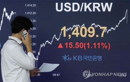 An electronic signboard in the dealing room of a KB Kookmin Bank in Seoul shows the South Korean currency closed at 1,409.7 won against the U.S. dollar on Sept. 22, 2022, down 15.50 won from the previous session, the lowest in more than 13 years. (Yonhap)
