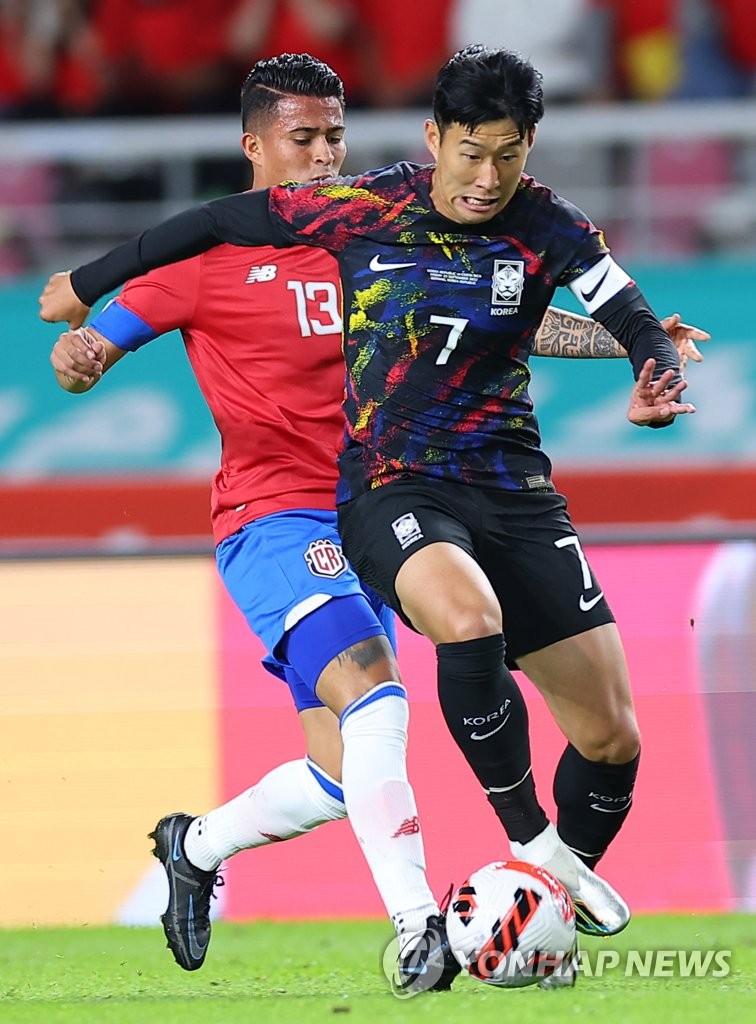 Son Heung-min of South Korea (R) tries to hold off Gerson Torres of Costa Rica during the countries' men's friendly football match at Goyang Stadium in Goyang, Gyeonggi Province, on Sept. 23, 2022. (Yonhap)