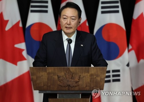 South Korean President Yoon Suk-yeol speaks at a joint press conference with Canadian Prime Minister Justin Trudeau after their summit in Ottawa on Sept. 23, 2022. (Yonhap)