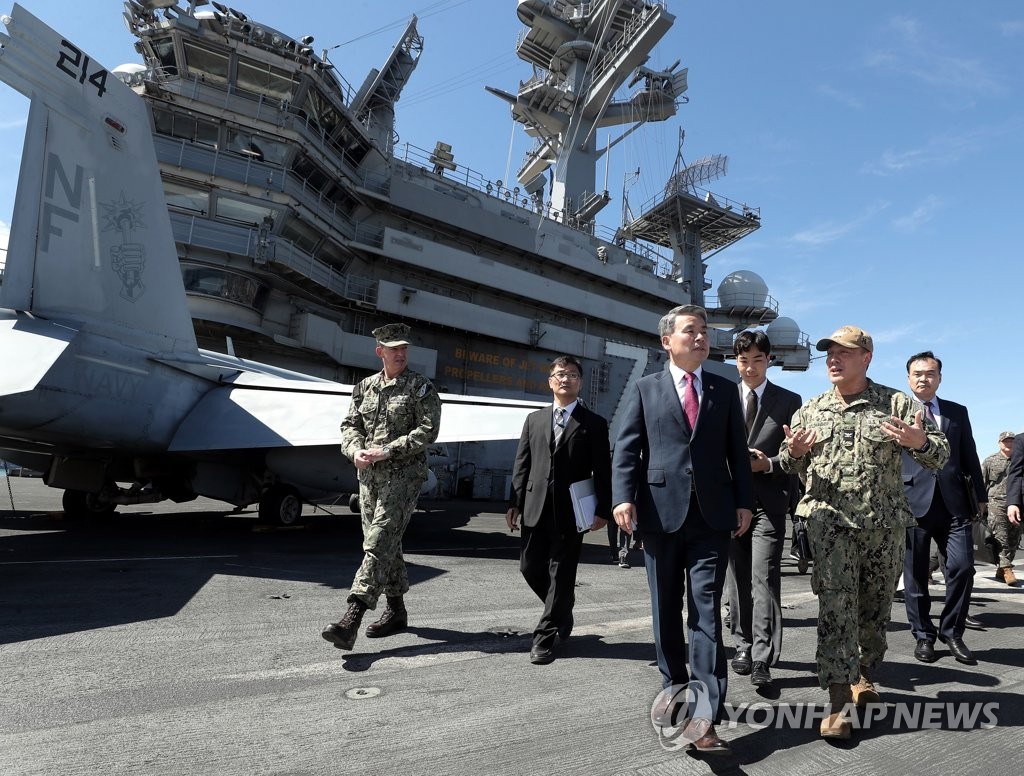 El ministro de Defensa inspecciona el portaaviones USS Ronald Reagan