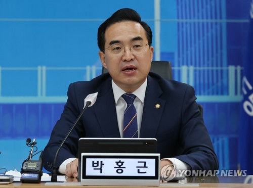 Rep. Park Hong-geun, the floor leader of the main opposition Democratic Party, speaks during the party's Supreme Council meeting held at the Gyeonggi Provincial Government building in Suwon, about 35 kilometers south of Seoul, on Sept. 26, 2022. (Pool photo) (Yonhap)