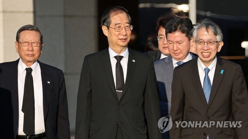 Prime Minister Han Duck-soo (C) leaves for Japan to attend the state funeral for assassinated former Japanese Prime Minister Shinzo Abe on Sept. 27, 2022. (Yonhap) 