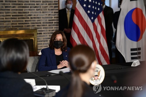 نائبة الرئيس الأمريكي تجتمع مع القيادات النسائية الكوريات