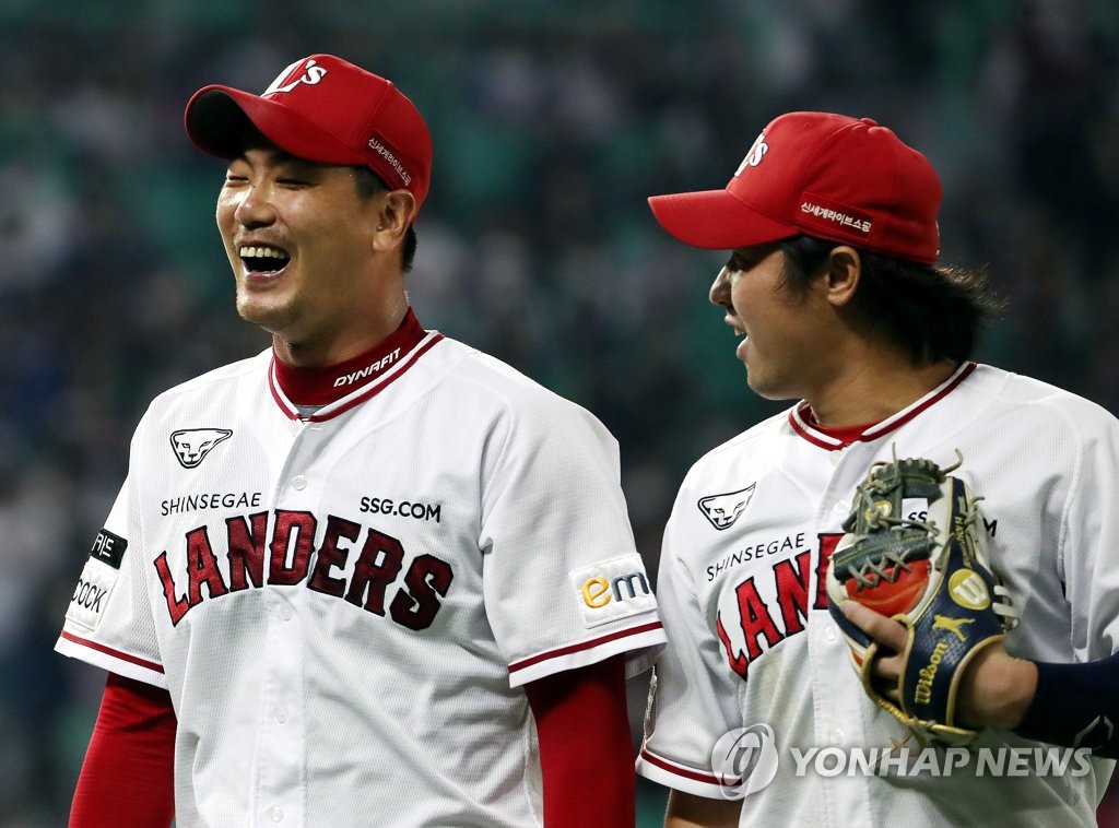 SSG Landers starter Kim Kwang-hyun (L) and Choi Jeong return to the dugout after completing the top of the sixth inning of a Korea Baseball Organization regular season game against the Kiwoom Heroes at Incheon SSG Landers Field in Incheon, 30 kilometers west of Seoul, on Sept. 29, 2022. (Yonhap)