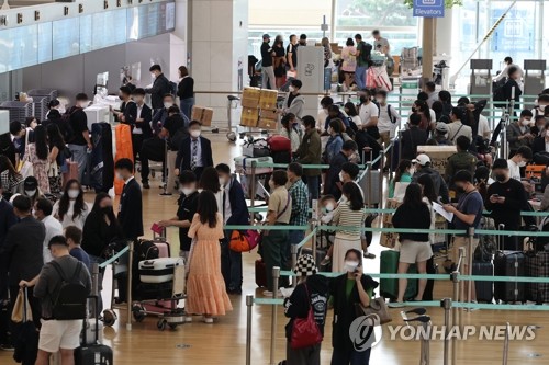 مطار إنتشون الدولي مزدحم بالسياح