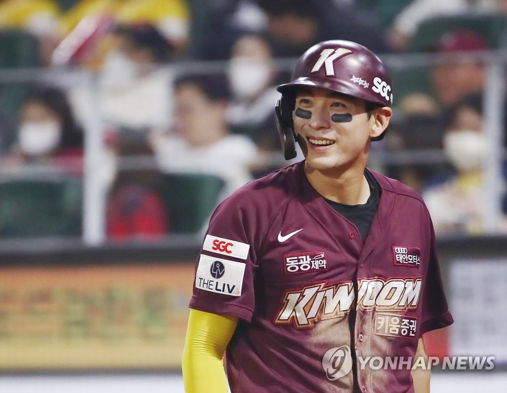 Lee Jung-hoo of the Kiwoom Heroes smiles after scoring a run against the SSG Landers during the top of the 10th inning of a Korea Baseball Organization regular season game at Incheon SSG Landers Field in Incheon, 30 kilometers west of Seoul, on Sept. 30, 2022. (Yonhap)