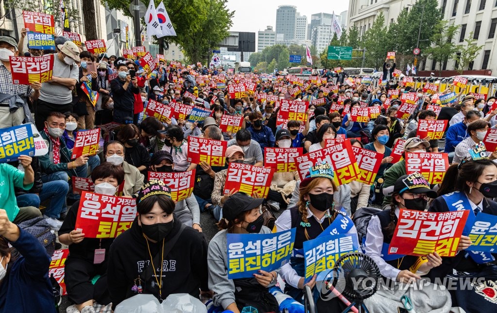 １０月１日にソウルで開かれた反政府集会の様子＝（聯合ニュース）