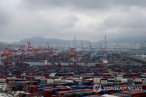 釜山港に並ぶ輸出入貨物のコンテナ（資料写真）＝（聯合ニュース）