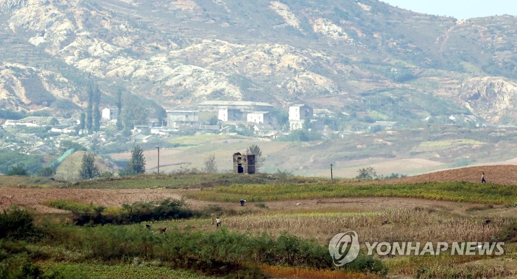 南北軍事境界線がある板門店から見える北朝鮮の村（写真共同取材団）＝（聯合ニュース）
