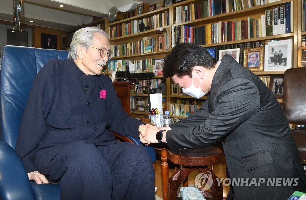 This file photo, taken Jan. 1, 2022, shows Kim Dong-gill (L), a professor emeritus of history at Yonsei University, receiving a New Year's greeting from Rep. Ahn Cheol-soo, the then presidential candidate of the minor opposition People's Party, at his residence in Seoul. Kim died at 94 on Oct. 4, 2022. (Yonhap)
