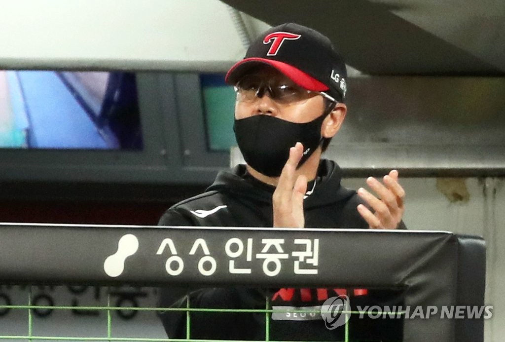 In this file photo from Oct. 5, 2022, LG Twins manager Ryu Ji-hyun watches his team in action against the Kia Tigers during the top of the third inning of a Korea Baseball Organization regular season game at Gwangju-Kia Champions Field in Gwangju, 270 kilometers south of Seoul. (Yonhap)