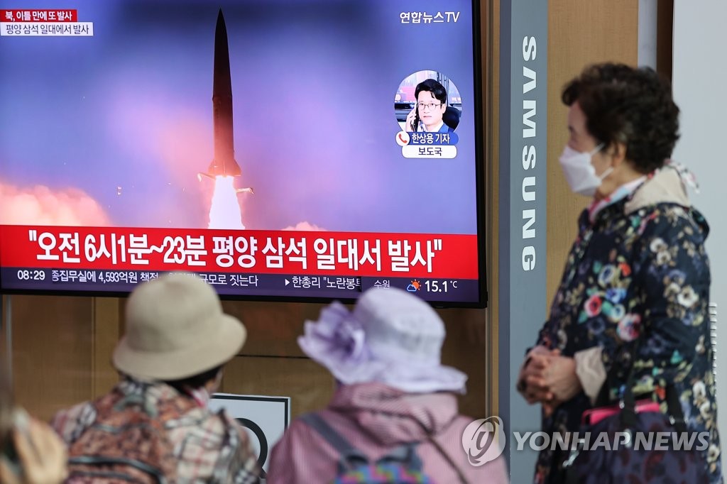 El 6 de octubre de 2022, las personas observan un reportaje sobre el lanzamiento, por parte de Corea del Norte, de dos misiles balísticos de corto alcance hacia el mar del Este, transmitido el mismo día, en la Estación de Seúl, en el centro de la capital surcoreana.