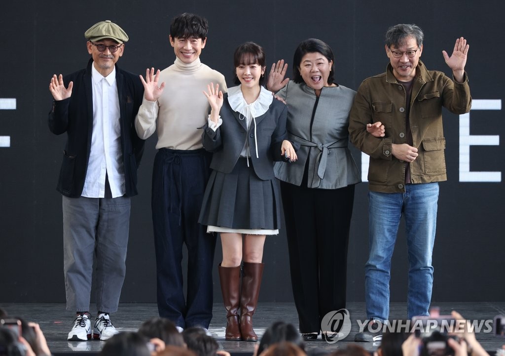 Director Lee Joon-ik (1st from L), and the main cast members of Tving's new drama series "Beyond the Memory" (from L: Shin Ha-kyun, Han Ji-min, Lee Jung-eun and Jeong Jin-yeong) greet fans at an outdoor theater of the Busan Cinema Center on Oct. 7, 2022. (Yonhap)