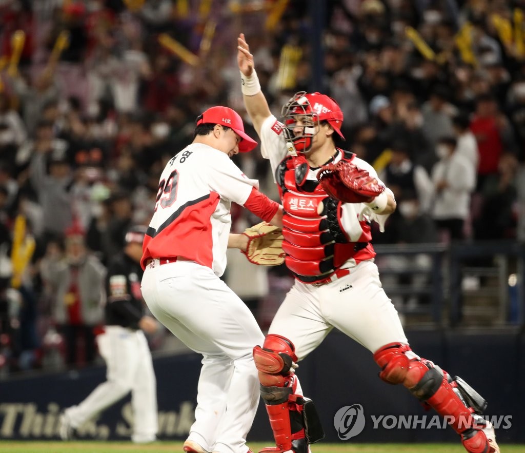 Jung Hai-young of the Kia Tigers (L) and his catcher Park Dong-won celebrate their 11-1 victory over the KT Wiz in a Korea Baseball Organization regular season game at Gwangju-Kia Champions Field in Gwangju, 270 kilometers south of Seoul, on Oct. 7, 2022. (Yonhap)
