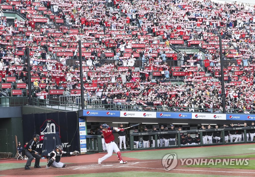 Lee Dae-ho of the Lotte Giants takes a swing against the LG Twins during the bottom of the first inning of his final Korea Baseball Organization regular season game at Sajik Baseball Stadium in Busan, 325 kilometers southeast of Seoul, on Oct. 8, 2022. (Yonhap)