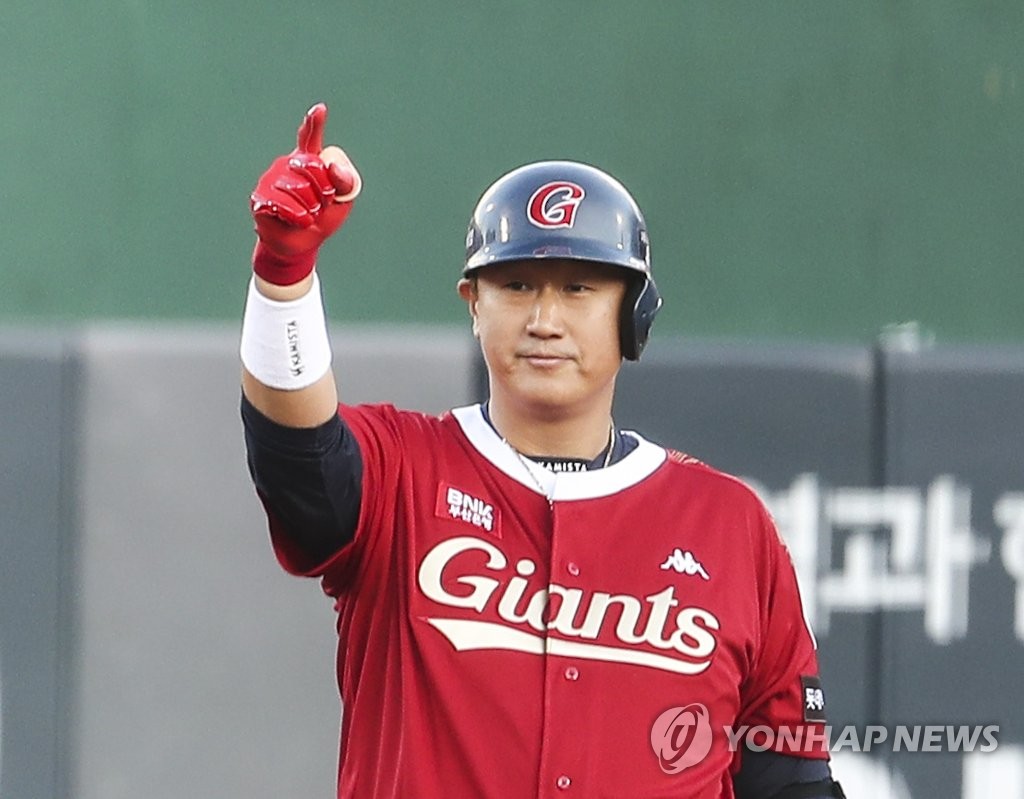 (LEAD) S. Korean baseball legend Lee Dae-ho retires after 22 seasons