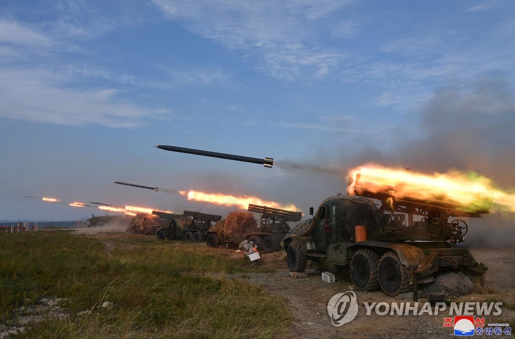작년 9월말~10월초 김정은 국무위원장이 전술핵운용부대 군사훈련을 지도했다며 北매체가 공개한 사진