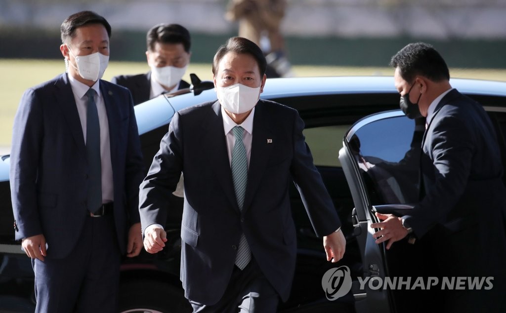 President Yoon Suk-yeol (C) arrives at the presidential office in Seoul on Oct. 13, 2022. (Pool photo) (Yonhap)